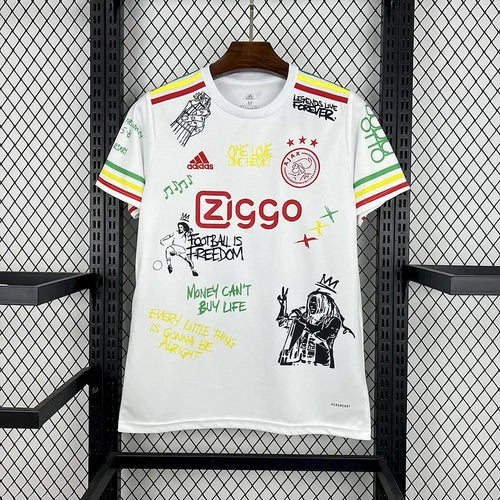 Maillot de football Ajax Amsterdam Le 12-ème avec logo Bob Marley, modèle 2025-2026, vue frontale.