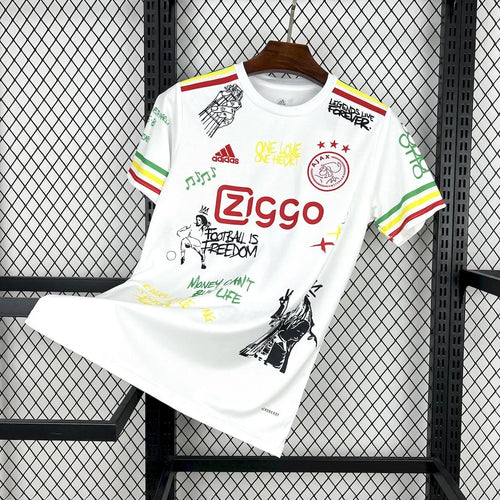 Maillot de football Ajax Amsterdam Le 12-ème Maillot avec design Bob Marley pour la saison 2025-2026.
