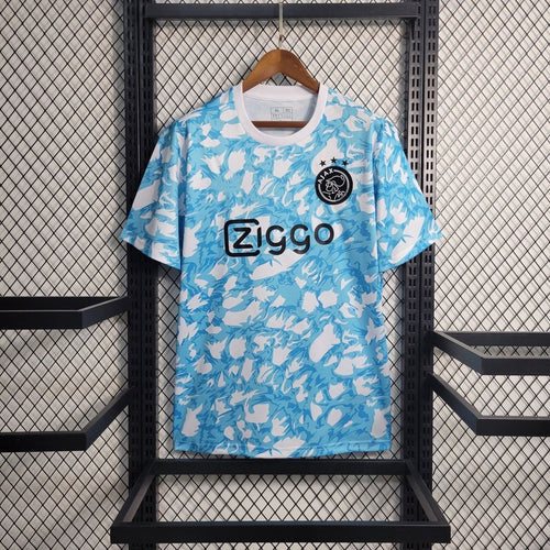 Maillot d'entraînement Ajax 2023/2024 Le 12-ème Maillot, chemise de sport avec logo Ajax visible, tissu léger et respirant.