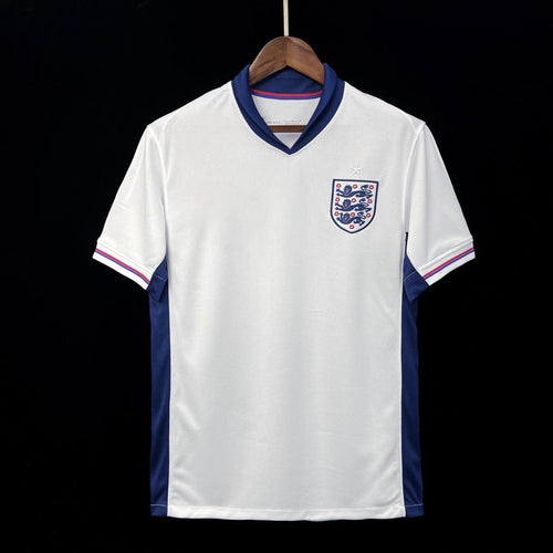 Maillot domicile de l'Angleterre 2023-2024, marque Le 12 -ème Maillot, vue frontale avec design traditionnel blanc et détails rouges
