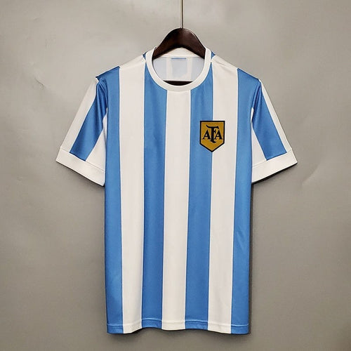 Maillot rétro de l'Argentine pour la Coupe du Monde 1978, signé Le 12-ème Maillot, vue de face avec détails du design.