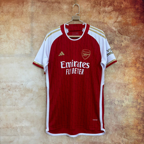 Maillot domicile Arsenal 2023-2024 Le 12-ème Maillot, maillot de football rouge et blanc avec logo et détails du club.