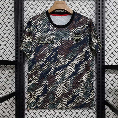 Maillot limité Arsenal x Maharishi 2023-2024, Le 12ème, en tissu avec logo et design unique, porté sur un mannequin.