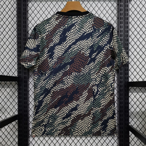 Maillot Arsenal x MAHARISHI édition limitée 2023-2024, fabriqué par Le 12, vue de face avec détails du design.