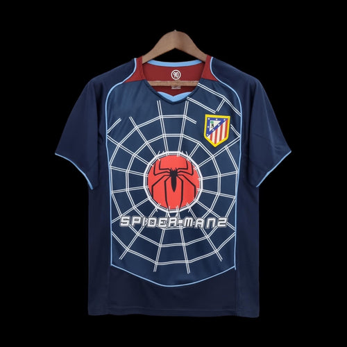 Maillot rétro de l'Atlético de Madrid édition Spiderman 2004-2005, en bleu avec logo et motifs Spider-Man, par Le 12-ème Maillot.