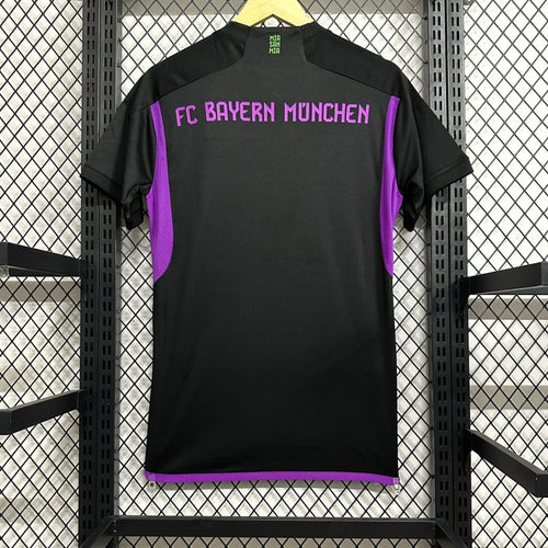 Maillot extérieur du Bayern Munich 2023-2024, marque Le 12-ème Maillot, avec sponsor et logos de l'équipe sur le tissu.