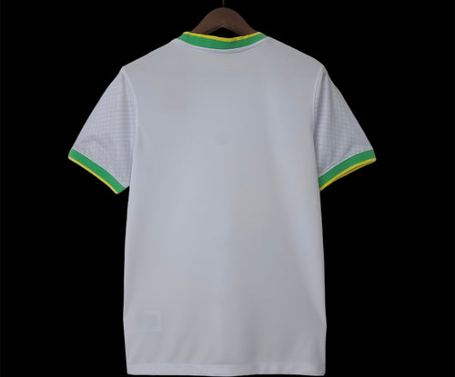 Maillot du Brésil édition limitée 2023/2024 de Le 12, maillot de football avec motifs verts et jaunes.