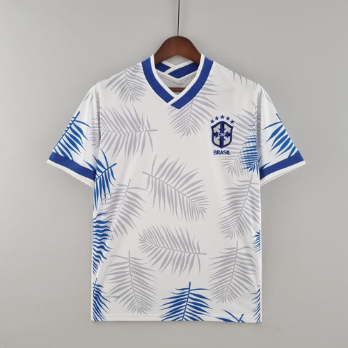 Maillot spécial du Brésil 2022, blanc et bleu, de la marque Le 12-ème Maillot, vue de face avec détails du design.