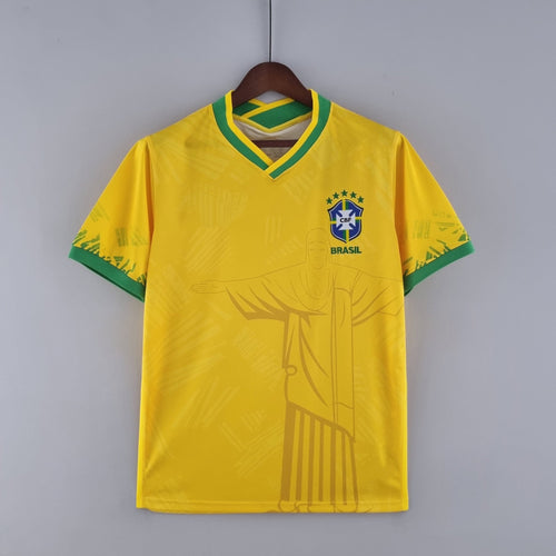 Maillot jaune spécial du Brésil 2022 par Le 12 -ème Maillot, vue de face, détails du design officiel.