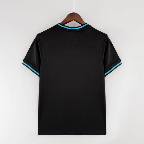 Maillot de football Brésil édition spéciale noir 2022/2023 de la marque Le 12 -ème Maillot, vue de face avec détails du design.