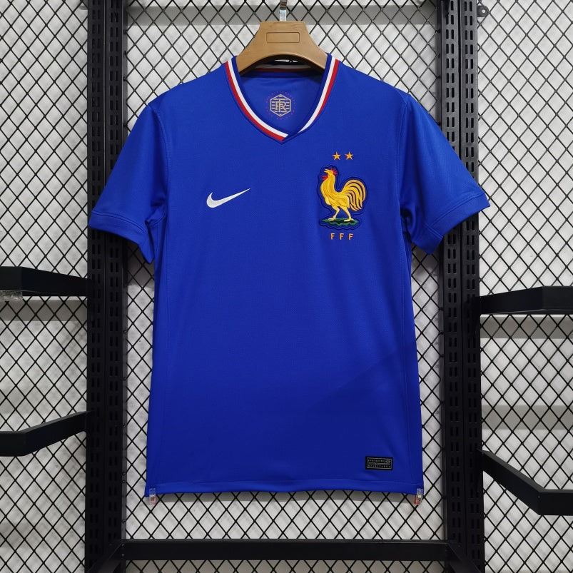 Maillot domicile de l'Équipe de France 2023-2024 Le 12-ème Maillot, vue de face avec logo et design officiel.