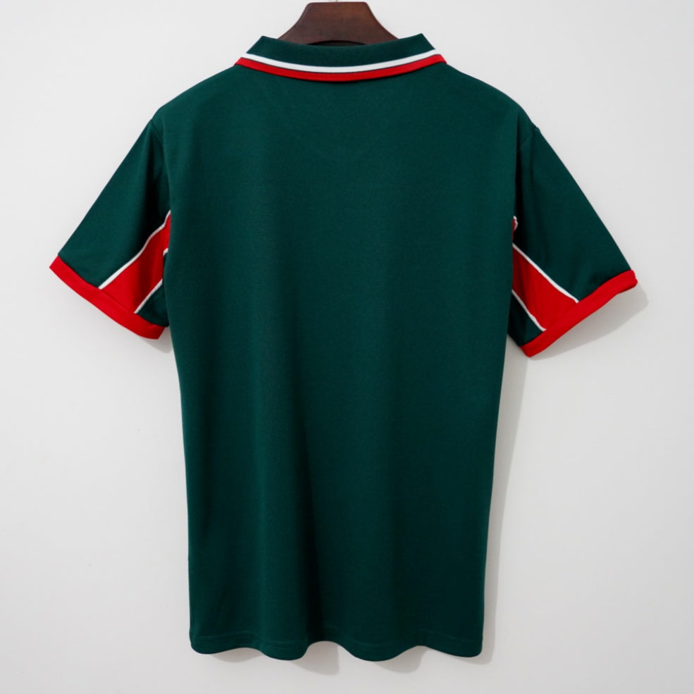 Maillot 1998 Maroc Domicile Retro de Le 12 -ème Maillot, maillot de football blanc avec logo marocain et détails rouges.