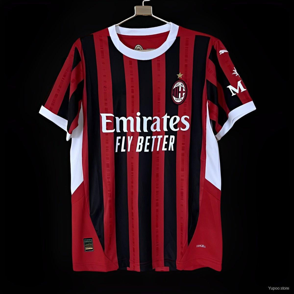 Maillot domicile 24/25 AC Milan Le 12 -ème Maillot, maillot rouge et noir avec logo du club, pour la saison 2024-2025