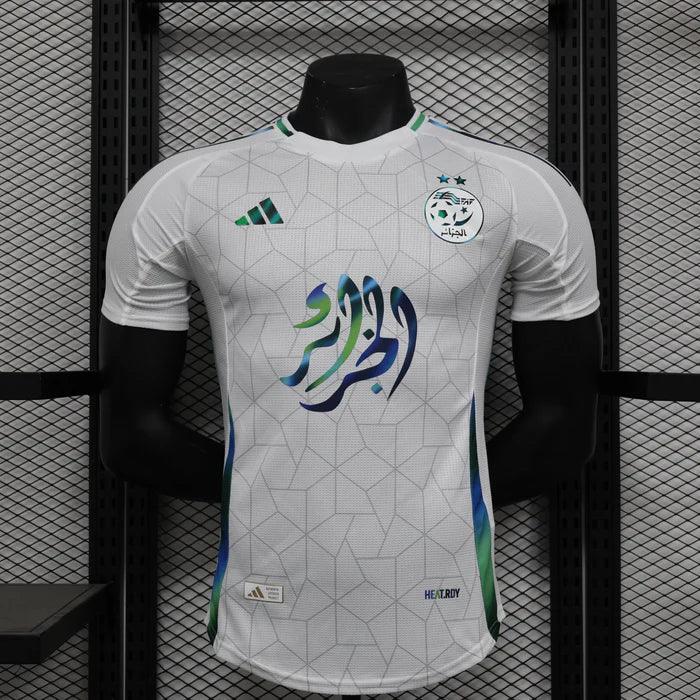 Maillot 24/25 Algérie spécial blanc de la marque Le 12 -ème Maillot, vue front avec logo et détails en blanc