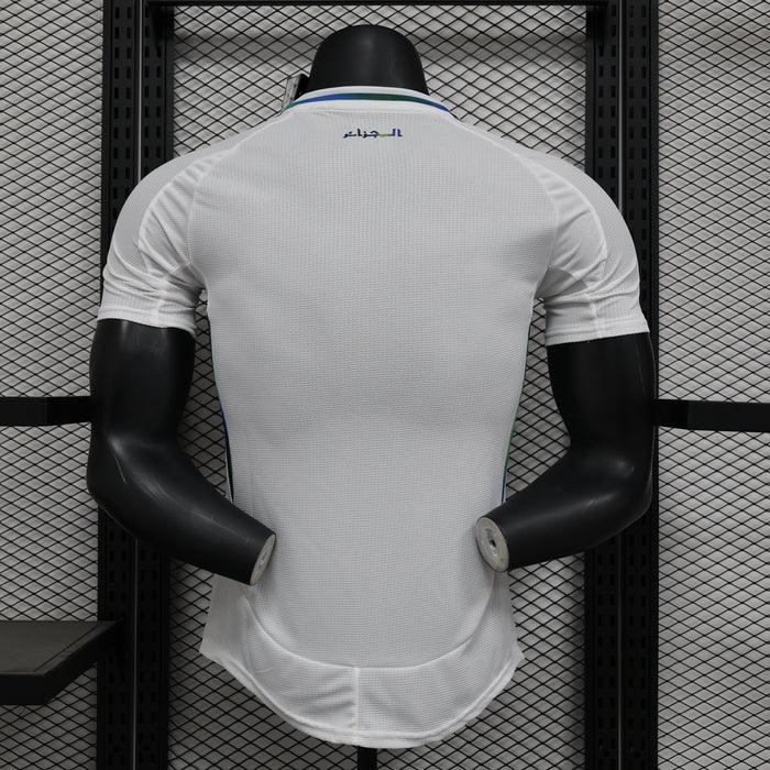 Maillot 24/25 Algérie Le 12 -ème Maillot, maillot blanc spécial avec logo de l'équipe nationale sur fond blanc.