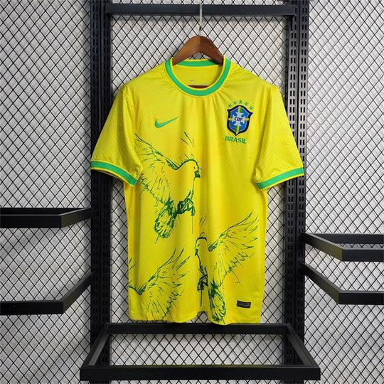 Maillot de football 24/25 Édition Spéciale Le 12 avec oiseau jaune du Brésil, couleur dominante jaune et détails noirs.