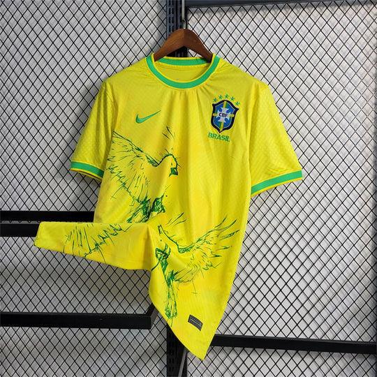 Maillot 24/25 Édition Spéciale Le 12 avec oiseau jaune du Brésil, maillot de football coloré et moderne, vue de face.