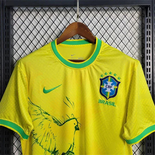 Maillot 24/25 Édition Spéciale Oiseau Jaune du Brésil, Le 12 -ème Maillot, vue de face avec design coloré et logo officiel.