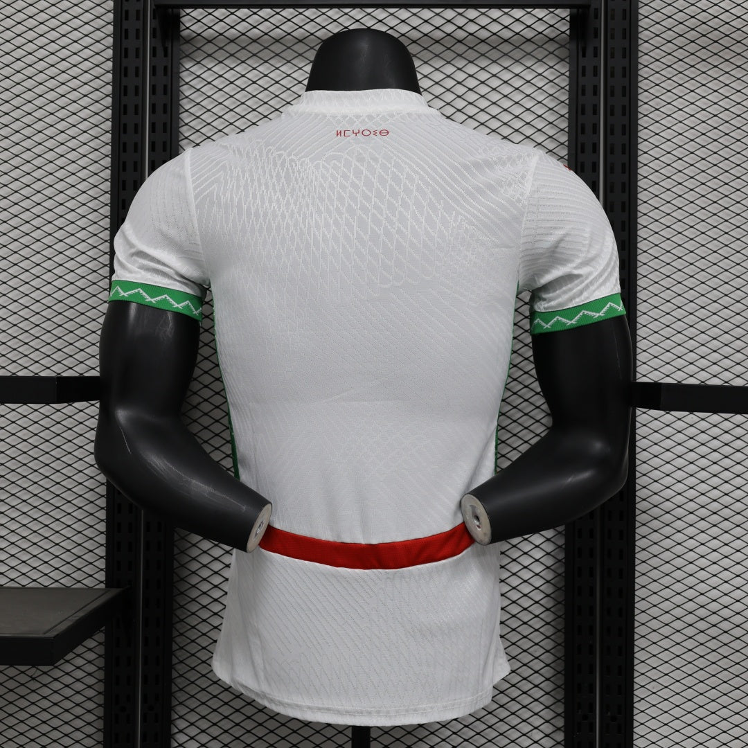 Maillot extérieur 24/25 du Maroc, version joueur, en bleu avec logo de l'équipe, par Le 12-ème Maillot.