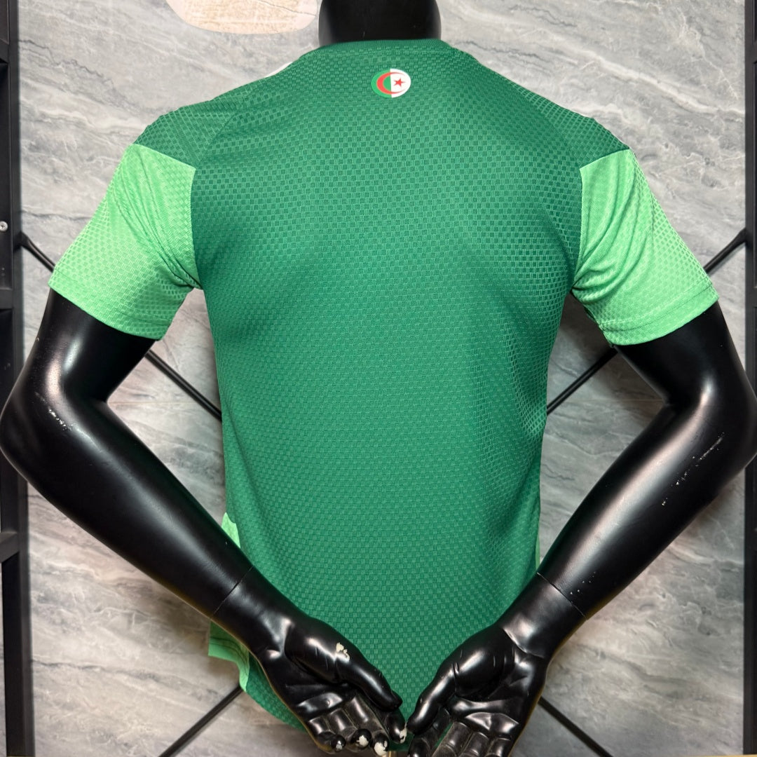 Maillot de football vert pour enfant 25/26 ans, modèle Algérie, marque Le 12 -ème Maillot, porté par un jeune joueur.