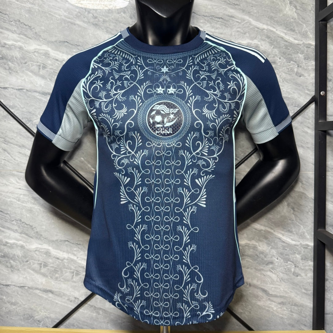 Maillot bleu 25/26 de l'Algérie, maillot de joueur spécial, marque Le 12 -ème Maillot, vue de face.