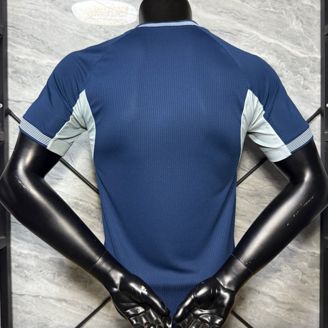 Maillot bleu 25/26 de l'Algérie, modèle spécial de la marque Le 12 -ème Maillot, vue de face avec logo et détails.