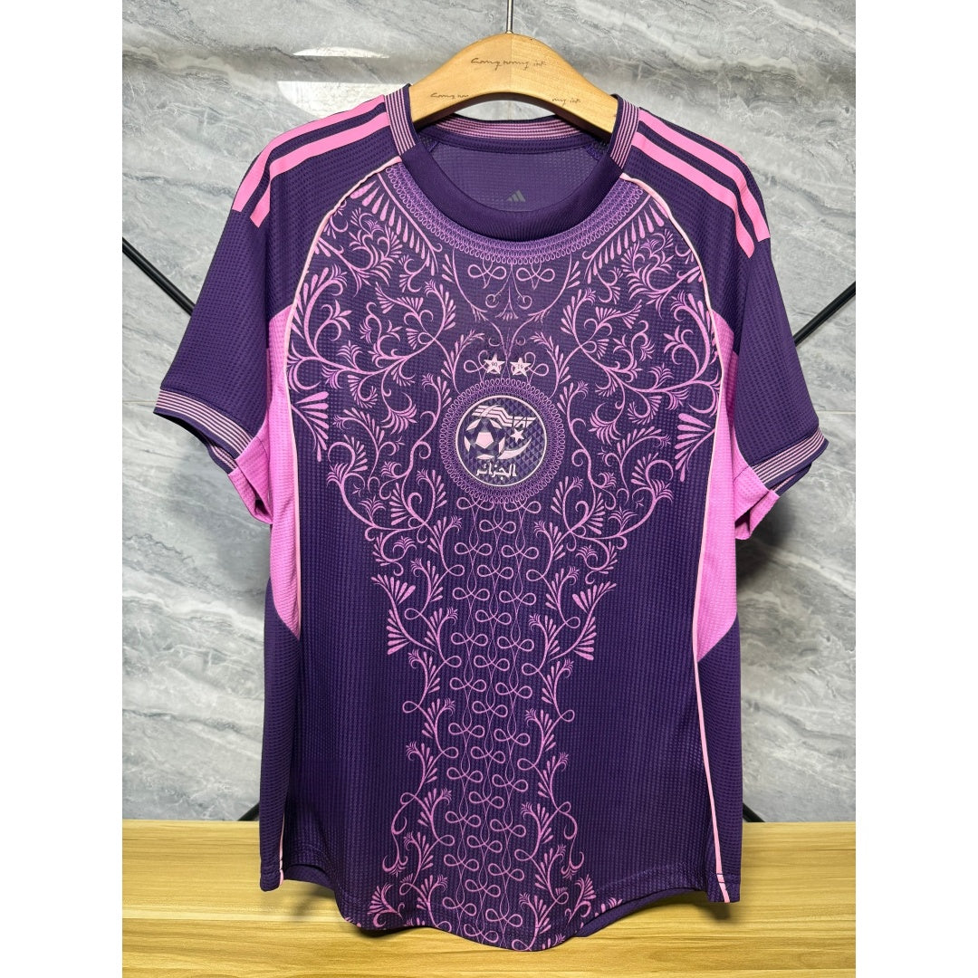 Maillot 25/26 Algérie Le 12 -ème Maillot, violet, pour joueur, détail du design et logo visible sur le maillot.