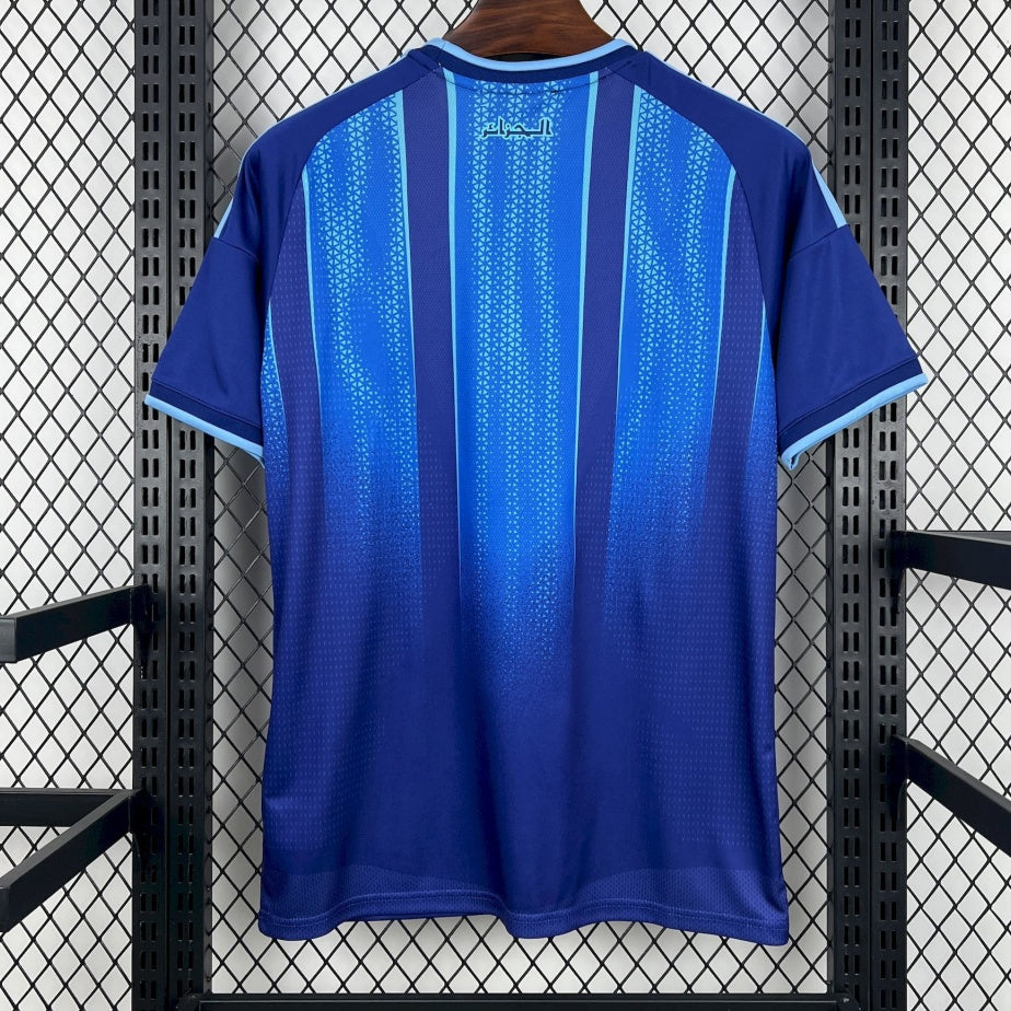 Maillot de football Algérie 25/26 bleu Le 12 -ème Maillot, détail du design et logo sur le tissu.