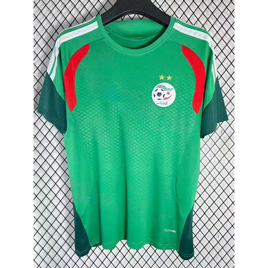 Maillot de football Algérie 25/26 vert, modèle spécial, marque Le 12 -ème Maillot, porté sur le terrain.