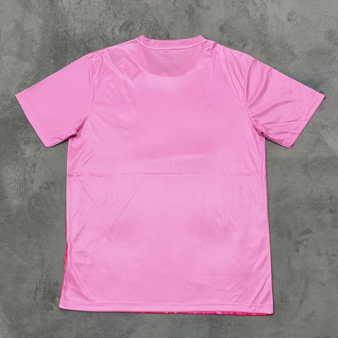 Maillot de football Le 12 -ème Maillot pour enfants, modèle Algérie 25/26 avec détail rose, porté sur le mannequin.