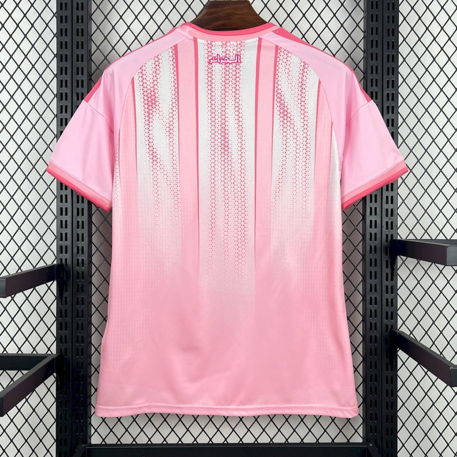 Maillot de football 25/26 Algérie Le 12 -ème Maillot, rose et blanc, détails du design et logo de l'équipe nationale.