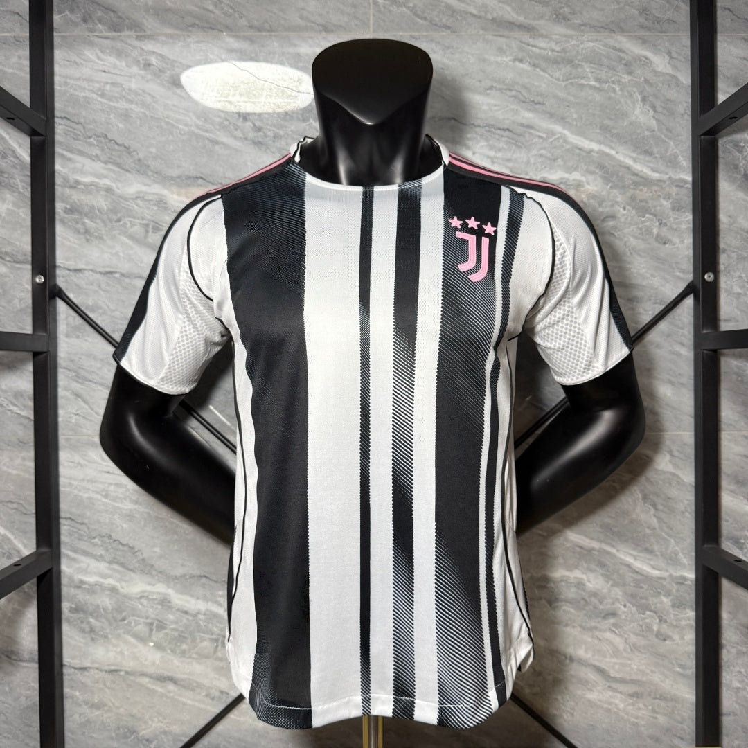 Maillot domicile Juventus 25/26 pour joueur, marque Le 12 -ème Maillot, en tissu rouge avec logo et détails officiels.