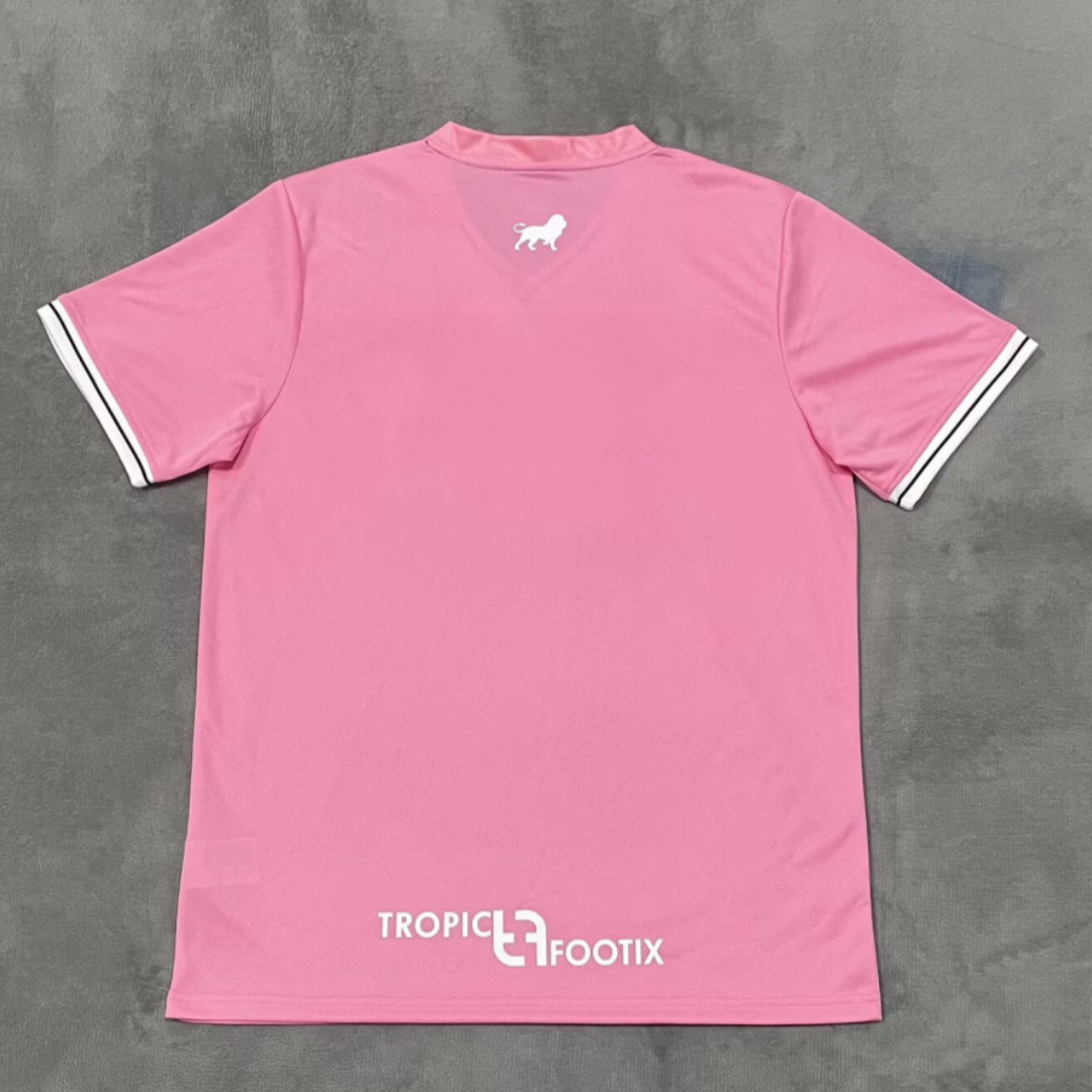 Maillot 25/26 Maroc spécial rose de la marque Le 12 -ème Maillot, vue front avec détails du design rose.