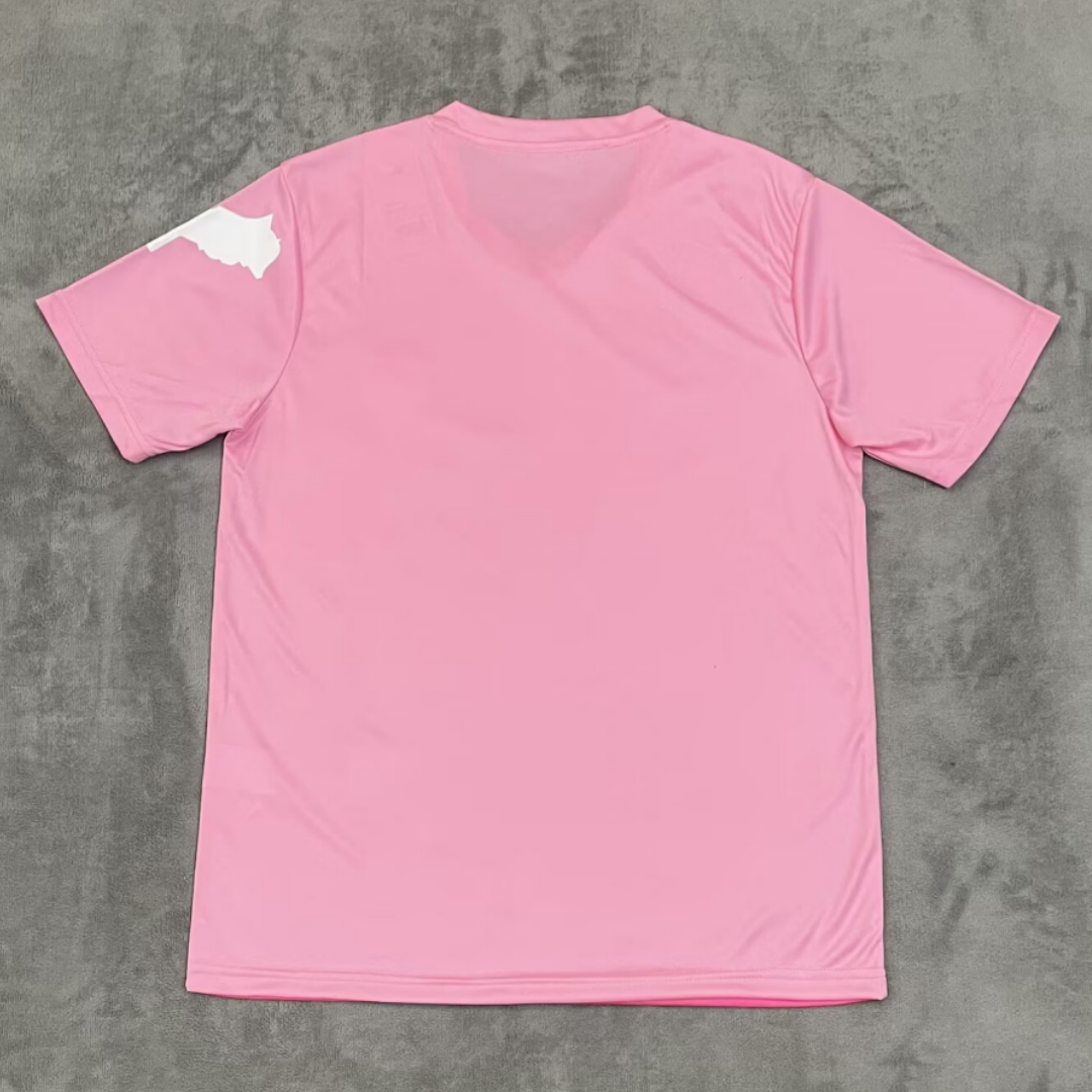 Maillot de football 25/26 Maroc Le 12 -ème Maillot, rose, spécial pour jeunes joueurs, vue de face avec détails du design.