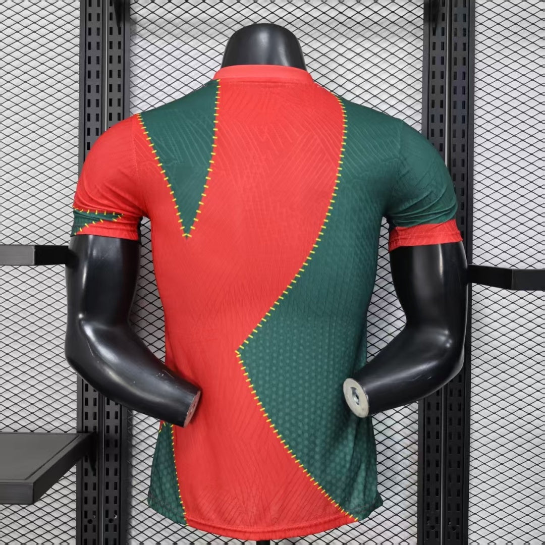 Maillot de football Marseille 25/26, modèle Spécial, en rouge, fabriqué par Le 12 -ème Maillot, vue du devant.
