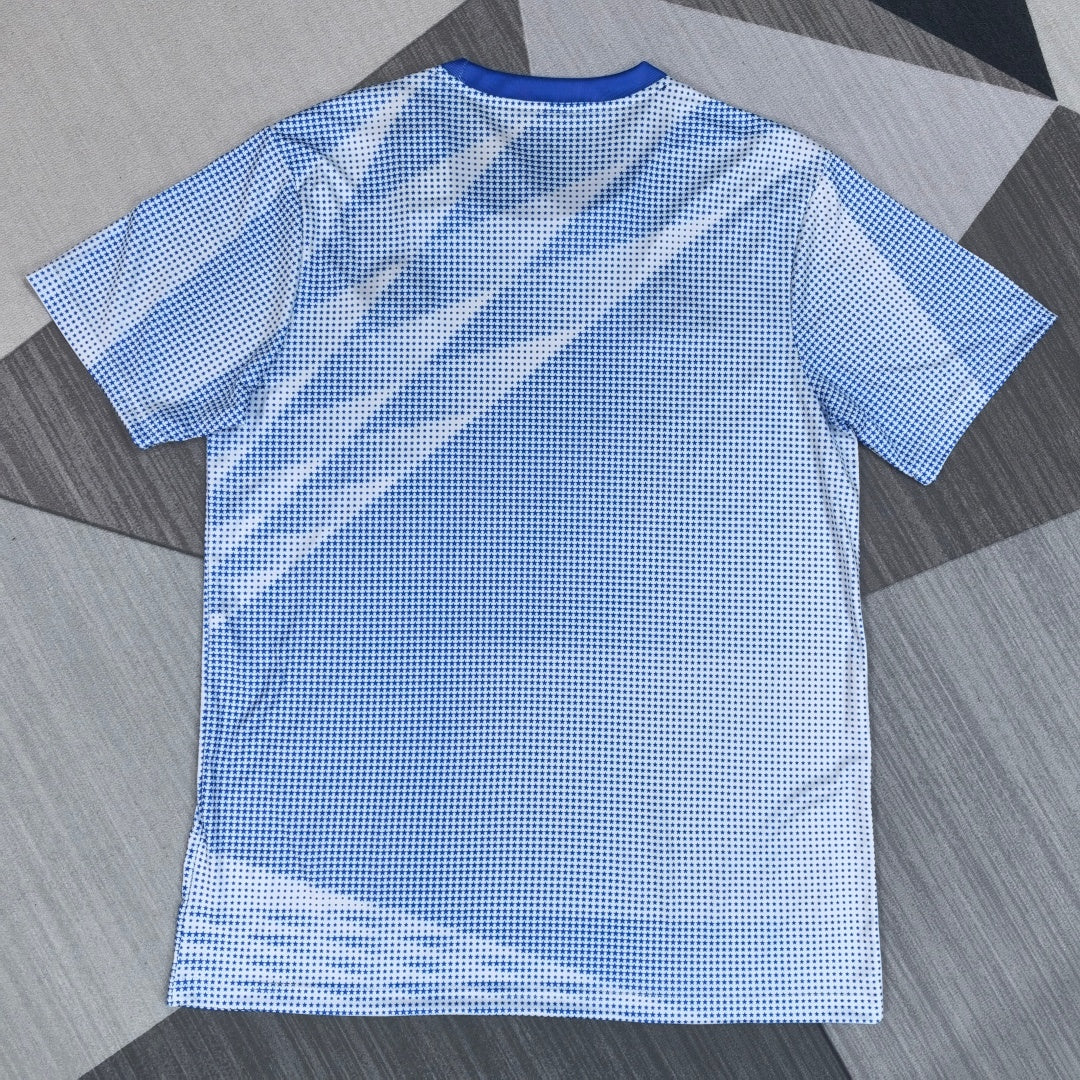 Maillot de football Le 12 -ème Maillot, modèle 25/26 USA Spécial, en tissu bleu avec logo et détails de design visibles.