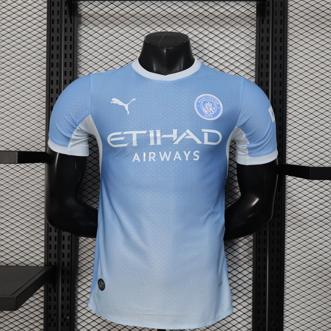 Maillot domicile Manchester City 26/27 de joueur, marque Le 12 -ème Maillot, détail du logo et design du maillot.