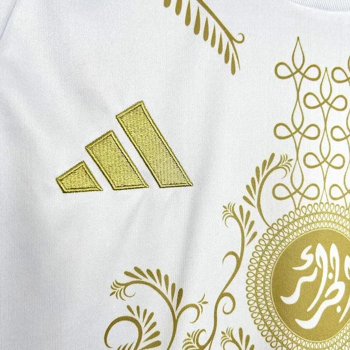 Maillot Algérie 2025 2026 Le 12 -ème Maillot avec drapeau national et logo sur fond blanc.