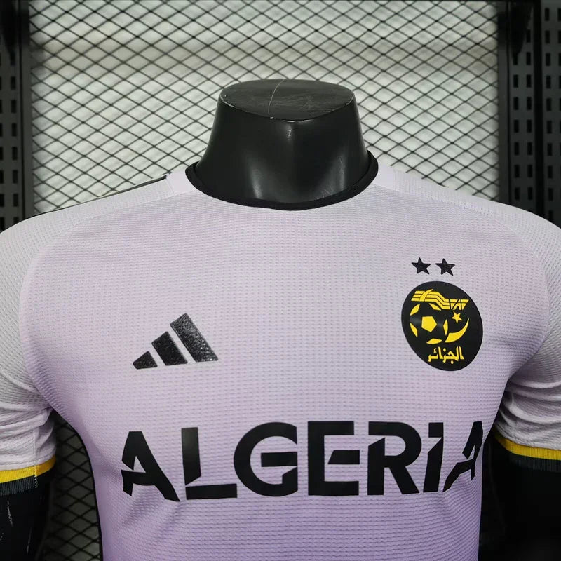 Maillot de football Algérie 2025-26 de la marque Le 12 -ème Maillot, vue en gros plan, détails du design et couleurs.