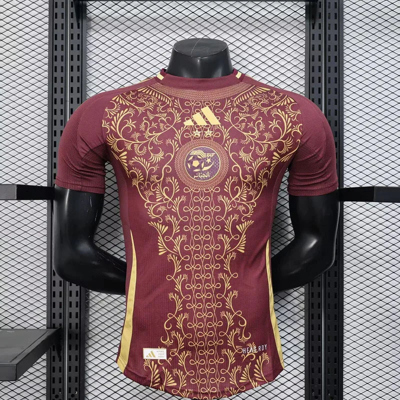 Maillot Algérie 2025/26 de la marque Le 12 -ème Maillot, avec design traditionnel et couleurs vert, blanc et rouge.