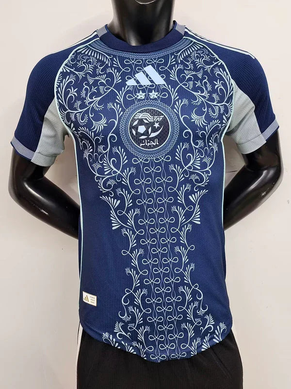 Maillot Algérie concept 2025-26 de la marque Le 12-ème Maillot, vue de face avec design moderne et couleurs vertes, blanches et rouges.