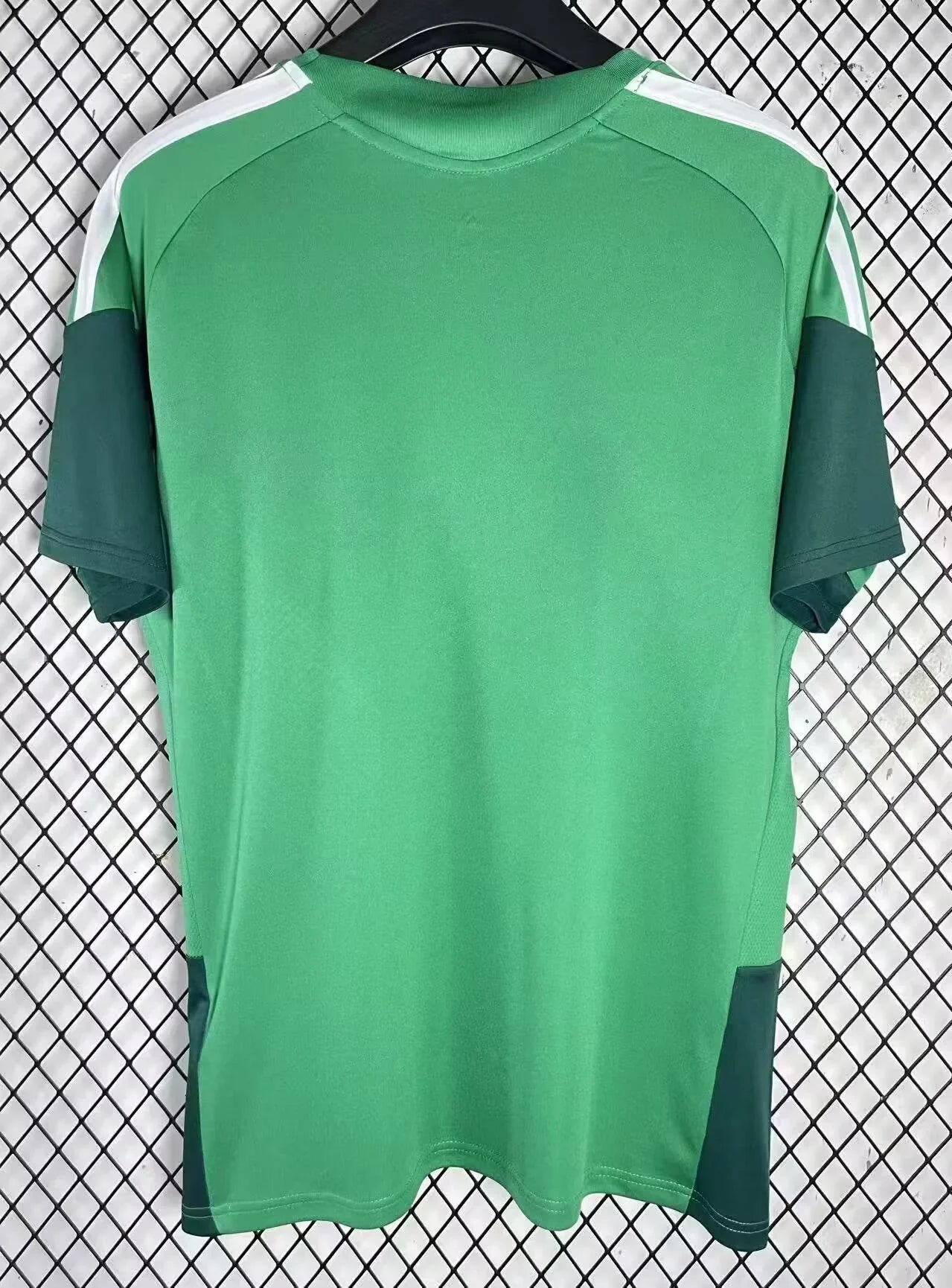 Maillot de football Algérie concept 2026, conçu par Le 12, avec drapeau algérien et design moderne, porté sur un mannequin.