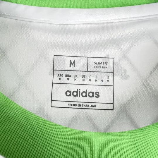 Maillot domicile de l'Algérie 2024/25 Le 12 -ème Maillot, maillot de football avec motifs verts et jaunes.
