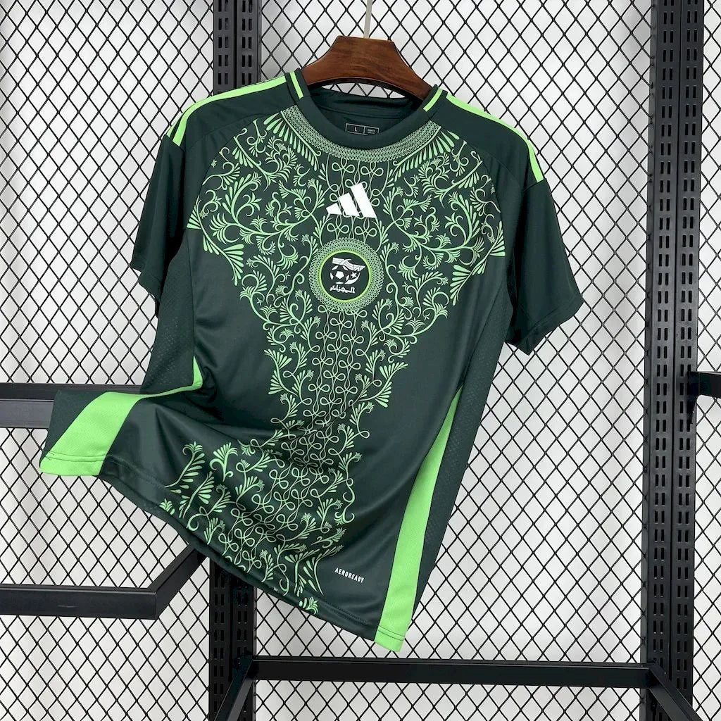 Maillot extérieur de l'Algérie 2024/25, Le 12 -ème Maillot, vue du maillot avec logo et design sportif.