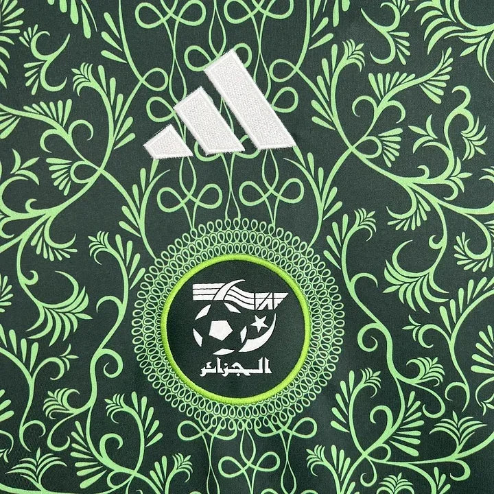 Maillot extérieur de l'équipe d'Algérie 2024/25, marque Le 12, avec design sportif et couleurs nationales.