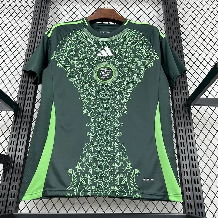 Maillot extérieur de l'Algérie 2024/25, marque Le 12, avec design sportif et couleurs nationales, vue en gros plan.