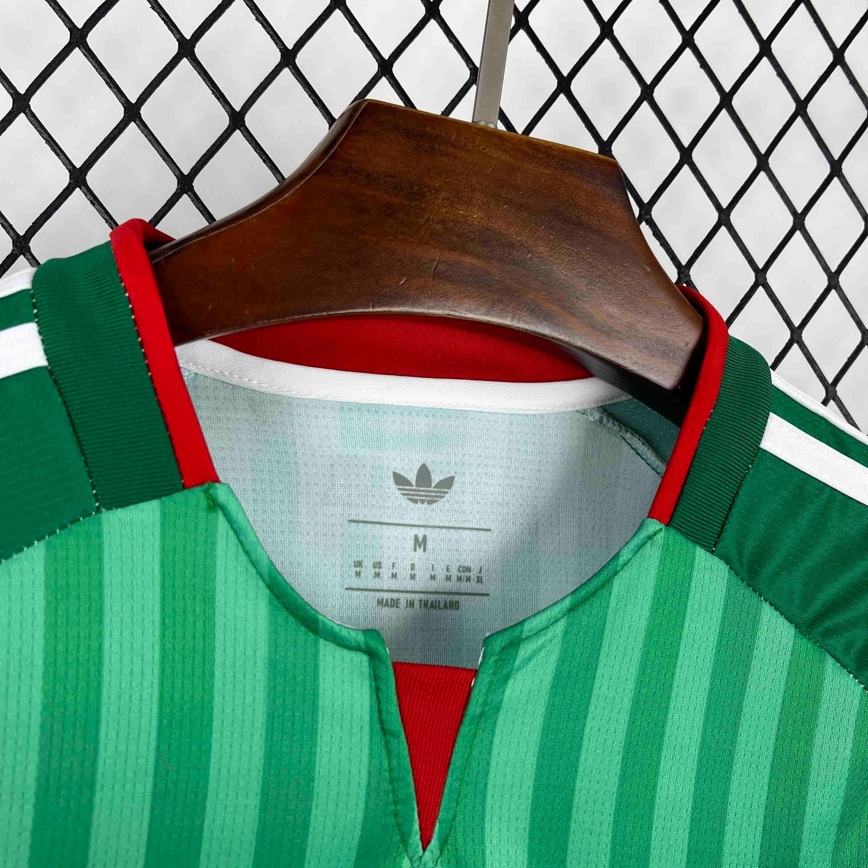 Maillot extérieur de l'Algérie pour la Coupe du Monde 2026, marque Le 12ème Maillot, vue du maillot avec logo et design sportif