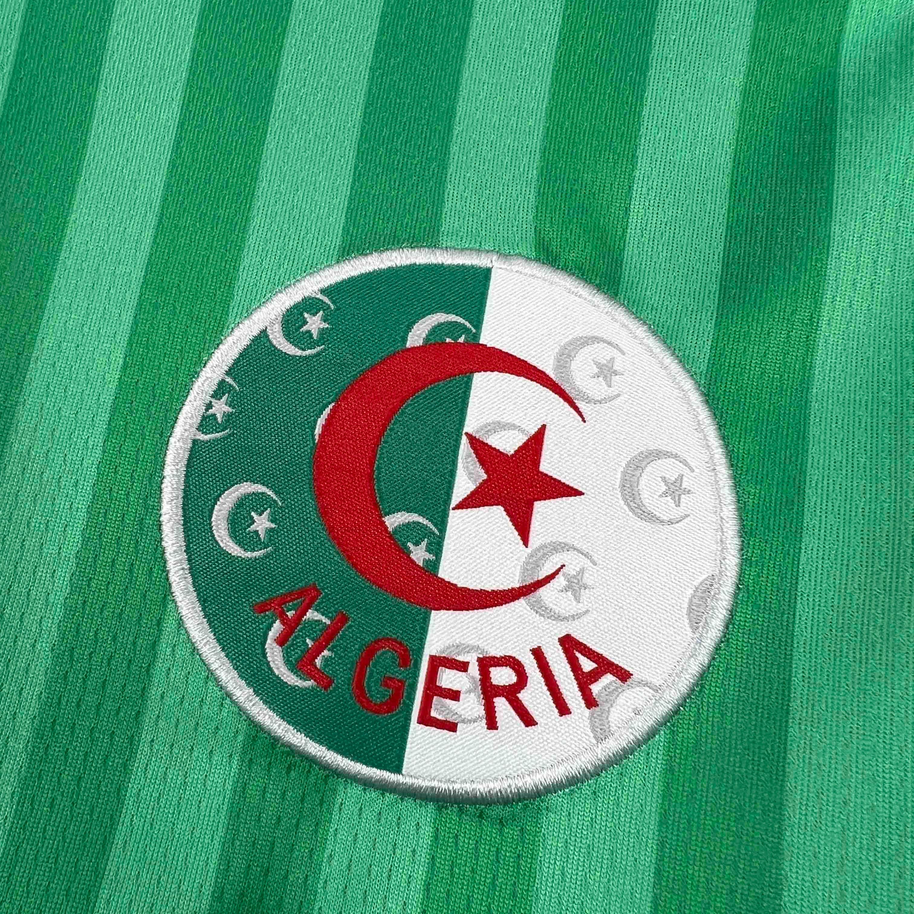Maillot extérieur de l’Algérie pour la Coupe du Monde 2026, marque Le 12 -ème Maillot, vue frontale avec logo et design vert.