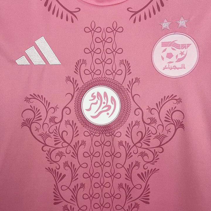 Maillot de football Algérie rose 2025-2026 Le 12-ème Maillot, maillot de sport avec logo et détails graphiques.