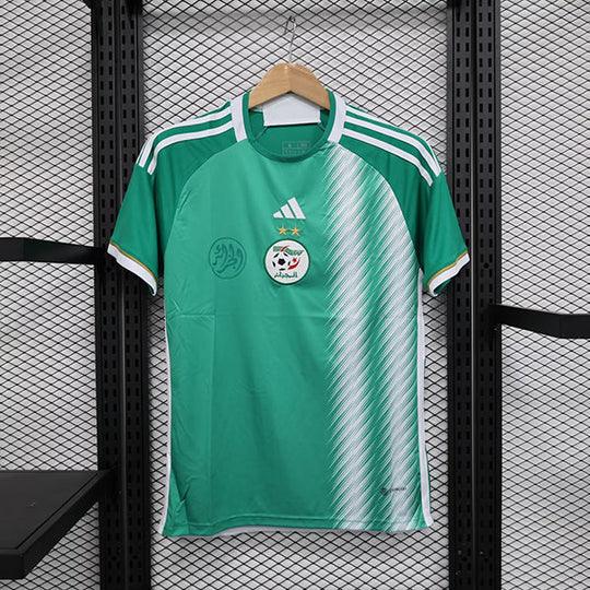 Maillot domicile de l'Algérie saison 2022-2023, marque Le 12 -ème Maillot, vue de face avec les couleurs traditionnelles vert et blanc.